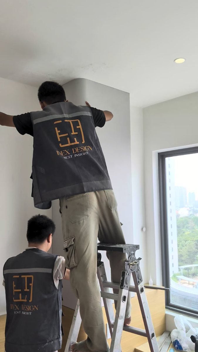 Đội thợ InEx Design lắp tủ kịch trần cạnh cửa sổ