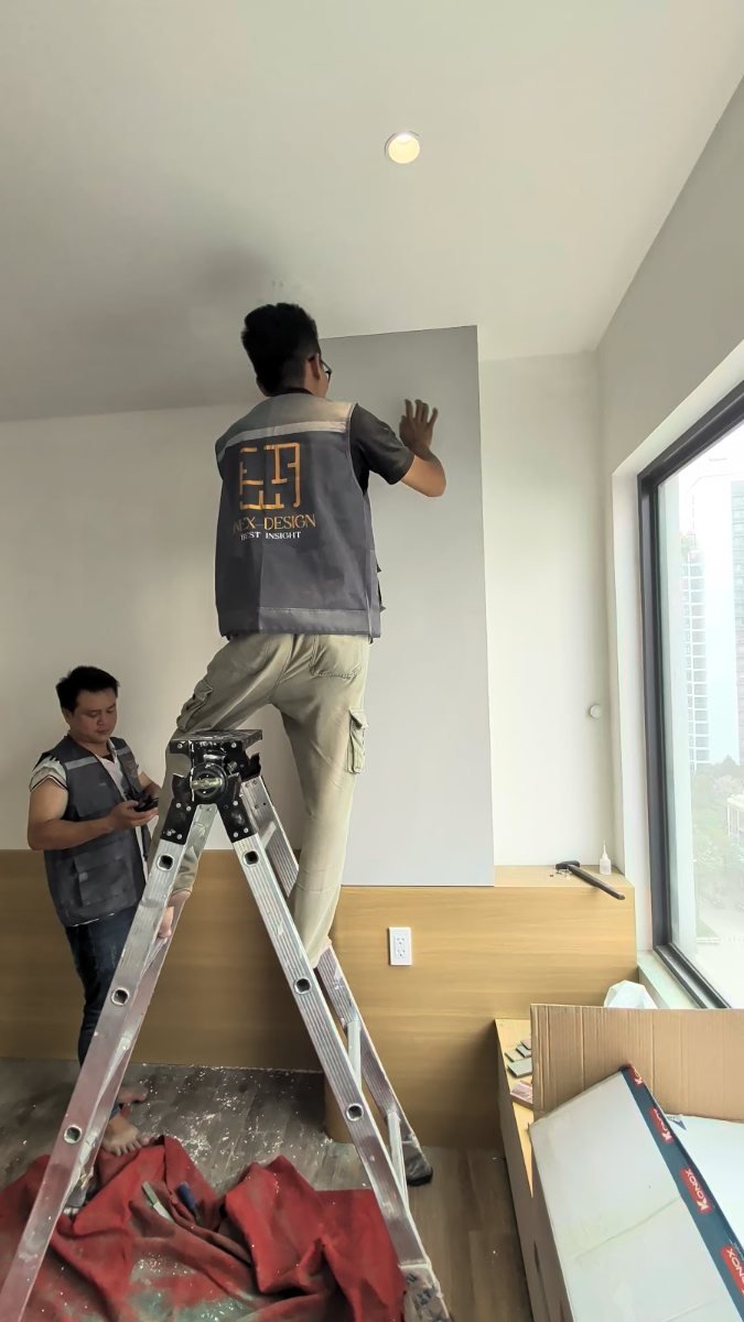 Thợ InEx hoàn thiện ốp tường phòng ngủ dưới sự giám sát của kiến trúc sư